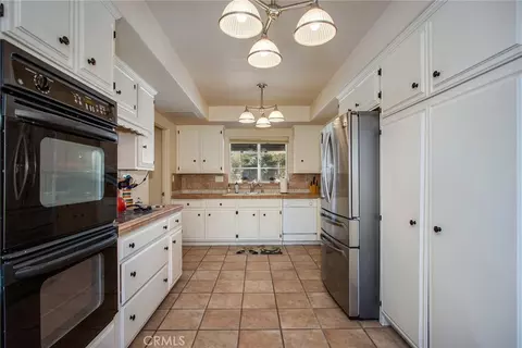 Kitchen - 7475 San Remo Trl, Yucca Valley, CA 92284 photo 1 of 3