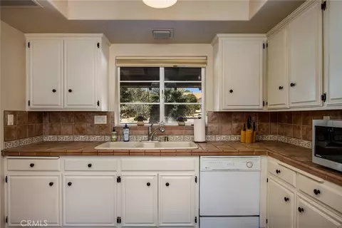 Kitchen - 7475 San Remo Trl, Yucca Valley, CA 92284 photo 3 of 3