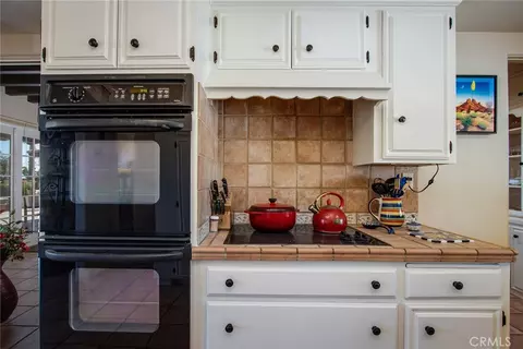 Kitchen - 7475 San Remo Trl, Yucca Valley, CA 92284 photo 2 of 3