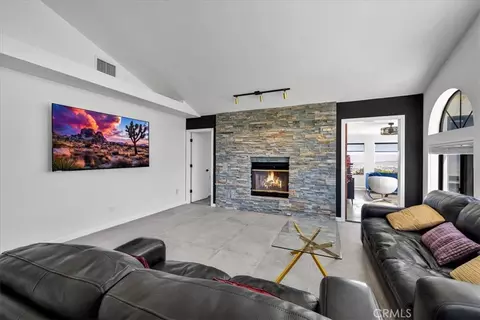 Living - 6177 Mandarin Rd, Yucca Valley, CA 92284 photo 2 of 6