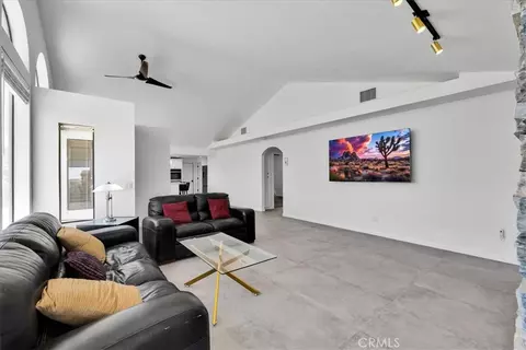 Living - 6177 Mandarin Rd, Yucca Valley, CA 92284 photo 4 of 6