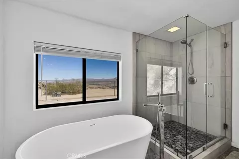 Bath - 6177 Mandarin Rd, Yucca Valley, CA 92284 photo 2 of 3