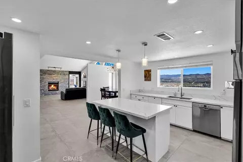 Kitchen - 6177 Mandarin Rd, Yucca Valley, CA 92284 photo 4 of 5