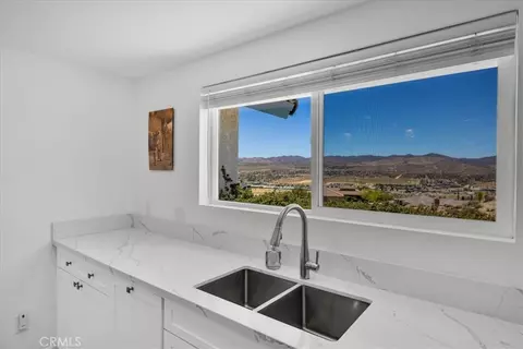 Kitchen - 6177 Mandarin Rd, Yucca Valley, CA 92284 photo 5 of 5