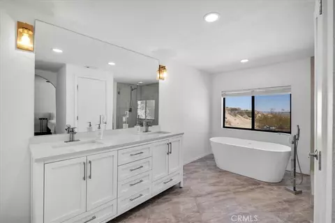 Bath - 6177 Mandarin Rd, Yucca Valley, CA 92284 photo 1 of 3