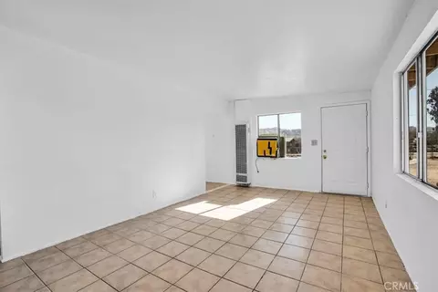 Living - 59200 Barron Dr, Yucca Valley, CA 92284 photo 2 of 4