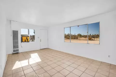 Living - 59200 Barron Dr, Yucca Valley, CA 92284 photo 3 of 4