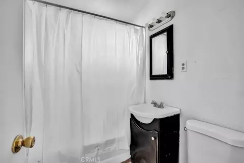 Bath - 59200 Barron Dr, Yucca Valley, CA 92284 photo 1 of 1