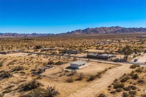 View/Area - 59200 Barron Dr, Yucca Valley, CA 92284 photo 2 of 14