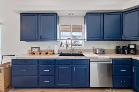 Kitchen - 58333 Campanula St, Yucca Valley, CA 92284 photo 2 of 3