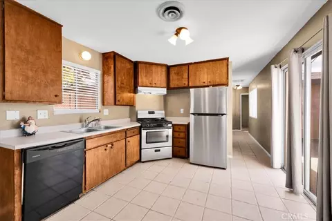 Kitchen - 7590 Cibola Trl, Yucca Valley, CA 92284 photo 1 of 3