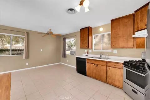 Kitchen - 7590 Cibola Trl, Yucca Valley, CA 92284 photo 3 of 3