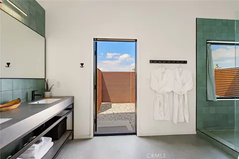 Bath - 3170 Wesley Rd, Joshua Tree, CA 92252 photo 3 of 4
