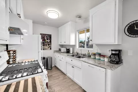 Kitchen - 60369 Adobe Dr, Joshua Tree, CA 92252 photo 1 of 4