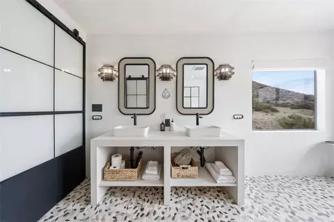 Bath - 49988 Aspen, Morongo Valley, CA 92256 photo 4 of 4