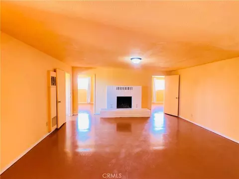 Living - 56677 Sunset Dr, Yucca Valley, CA 92284 photo 4 of 9