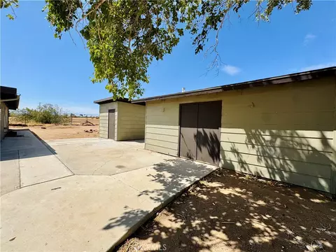 Exterior - 56677 Sunset Dr, Yucca Valley, CA 92284 photo 5 of 14