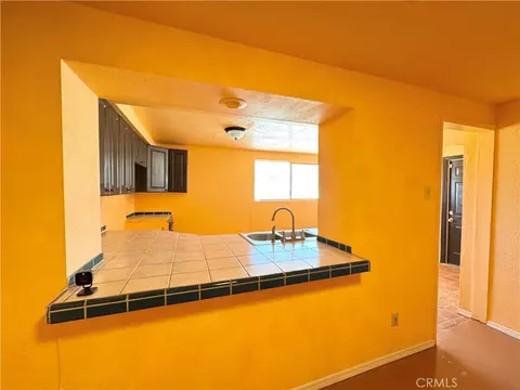 Kitchen - 56677 Sunset Dr, Yucca Valley, CA 92284 photo 3 of 3