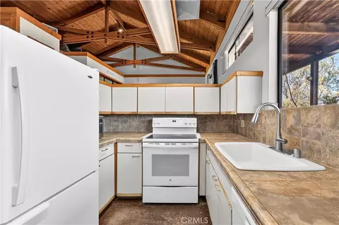 Kitchen - 701 Tahoe, Yucca Valley, CA 92284 photo 2 of 3