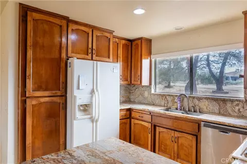 Kitchen - 8739 Palomar Ave, Yucca Valley, CA 92284 photo 2 of 2