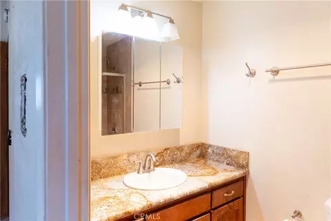 Bath - 8739 Palomar Ave, Yucca Valley, CA 92284 photo 2 of 3