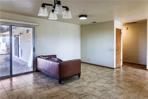 Living - 8739 Palomar Ave, Yucca Valley, CA 92284 photo 2 of 4