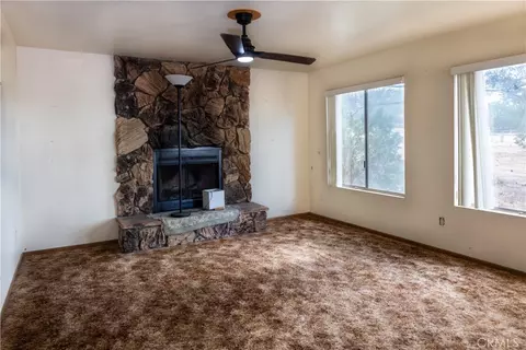 Living - 8739 Palomar Ave, Yucca Valley, CA 92284 photo 3 of 4