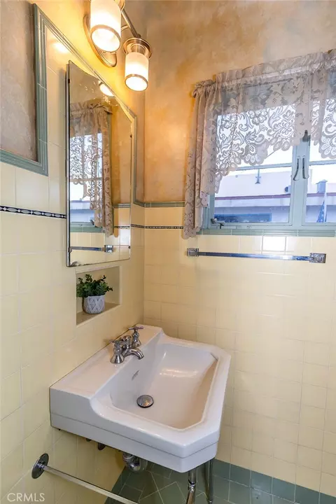 Bath - 1417 Highland Ave, Needles, CA 92363 photo 3 of 4