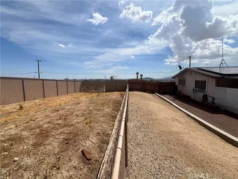 Exterior - 4828 Wren Rd, Joshua Tree, CA 92252 photo 9 of 16
