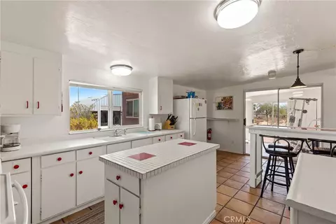 Kitchen - 65330 Sand Trl, Joshua Tree, CA 92252 photo 3 of 4