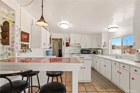 Kitchen - 65330 Sand Trl, Joshua Tree, CA 92252 photo 2 of 4