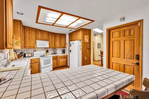 Kitchen - 10341 Pinon Ave, Morongo Valley, CA 92256 photo 2 of 3
