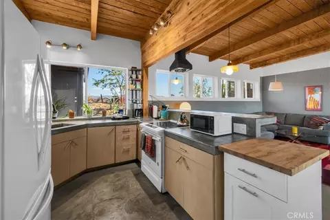 Kitchen - 63433 Belmont St, Joshua Tree, CA 92252 photo 3 of 5