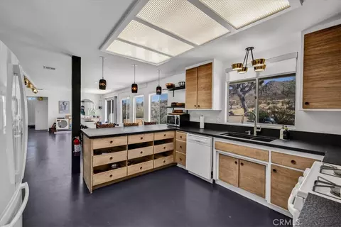 Kitchen - 60313 Pueblo Trl, Joshua Tree, CA 92252 photo 3 of 4