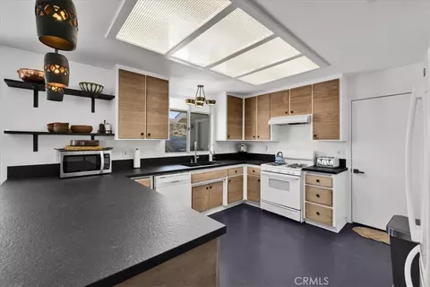 Kitchen - 60313 Pueblo Trl, Joshua Tree, CA 92252 photo 2 of 4