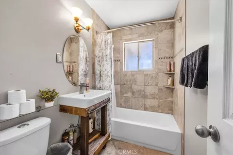 Bath - 61537 Valley View Dr, Joshua Tree, CA 92252 photo 1 of 2