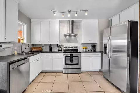 Kitchen - 61537 Valley View Dr, Joshua Tree, CA 92252 photo 1 of 3