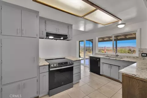 Kitchen - 60796 Natoma Trl, Joshua Tree, CA 92252 photo 2 of 4