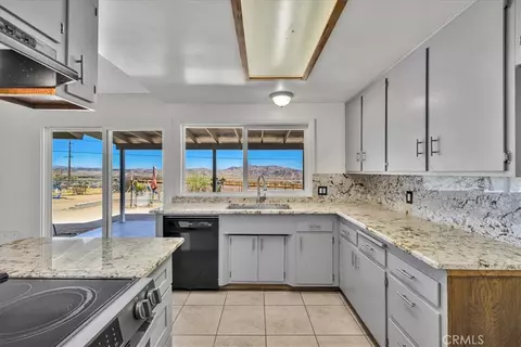 Kitchen - 60796 Natoma Trl, Joshua Tree, CA 92252 photo 3 of 4