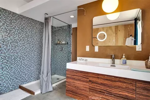 Bath - 6957 Alturas Dr, Joshua Tree, CA 92252 photo 2 of 3