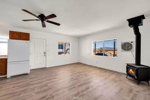 Living - 5828 Steeg Rd, Twentynine Palms, CA 92277 photo 5 of 9