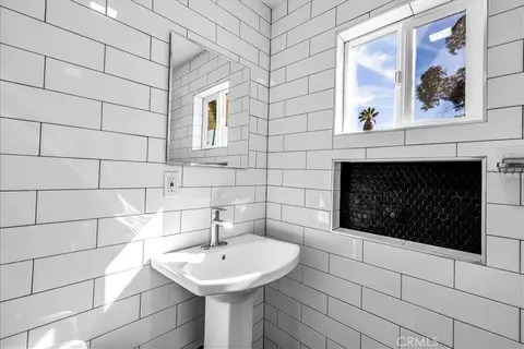 Bath - 61381 Alta Mura, Joshua Tree, CA 92252 photo 1 of 3