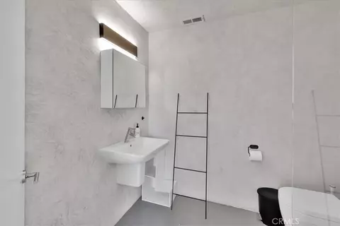 Bath - 7119 Saddleback Rd, Joshua Tree, CA 92252 photo 3 of 5
