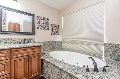 Bath - 915 Beach Dr, Needles, CA 92363 photo 4 of 12