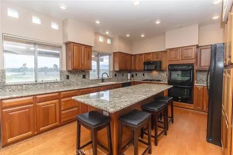 Kitchen - 915 Beach Dr, Needles, CA 92363 photo 5 of 6