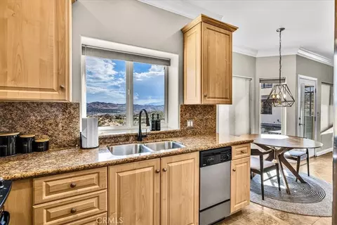 Kitchen - 57024 Pinto Ct, Yucca Valley, CA 92284 photo 6 of 8