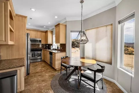 Kitchen - 57024 Pinto Ct, Yucca Valley, CA 92284 photo 4 of 8