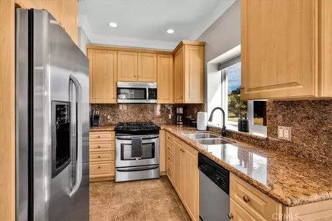 Kitchen - 57024 Pinto Ct, Yucca Valley, CA 92284 photo 8 of 8
