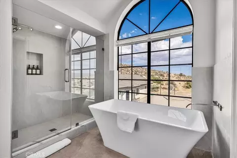 Bath - 57024 Pinto Ct, Yucca Valley, CA 92284 photo 2 of 7