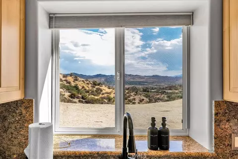 Kitchen - 57024 Pinto Ct, Yucca Valley, CA 92284 photo 7 of 8